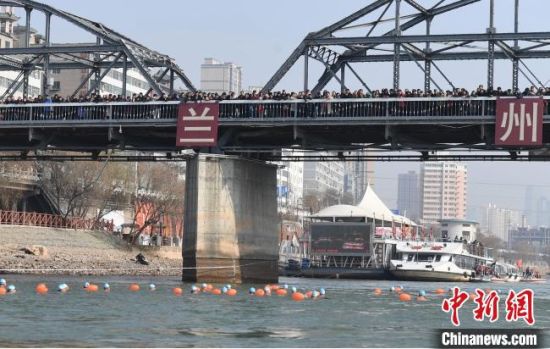 圖為活動現(xiàn)場冬泳愛好者表演“漂游”。　楊艷敏 攝