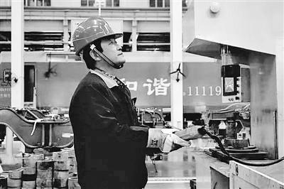 蘭州：寒夜黃河邊，他一把拉出落水大學(xué)生