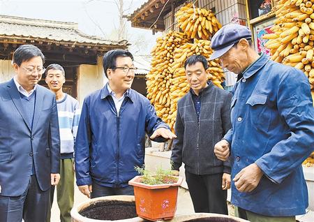 林鐸在天水市調(diào)研脫貧攻堅工作時強(qiáng)調(diào) 完善掛牌督戰(zhàn)機(jī)制 見底見效整改問題 確保如期高質(zhì)量打贏脫貧攻堅收官戰(zhàn)