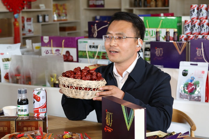 “縣長直播天團(tuán)”唱響“甘貨春之聲”，售出近30種甘貨1萬余件 開進(jìn)直播間的網(wǎng)絡(luò)扶貧博覽會，受百萬網(wǎng)友點(diǎn)贊 
