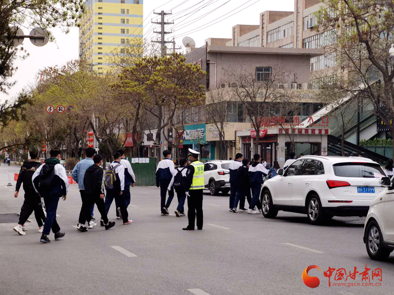 保駕護(hù)航！涼州公安交警“護(hù)學(xué)崗” 撐起“平安傘”