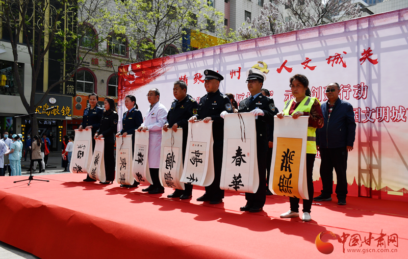 用紙墨定格“感動(dòng)瞬間”用巧手致敬“抗疫英雄”——蘭州城關(guān)區(qū)向“抗疫英雄”“文明捍衛(wèi)者”捐贈剪紙書法作品