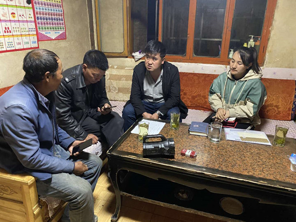 圖為木耳鎮(zhèn)紀(jì)檢干事盧建民（左三）連夜在多壩村多壩組奚連德家中了解受災(zāi)情況，排查安全隱患，并宣傳發(fā)生次生災(zāi)害的相關(guān)知識。_副本.jpg