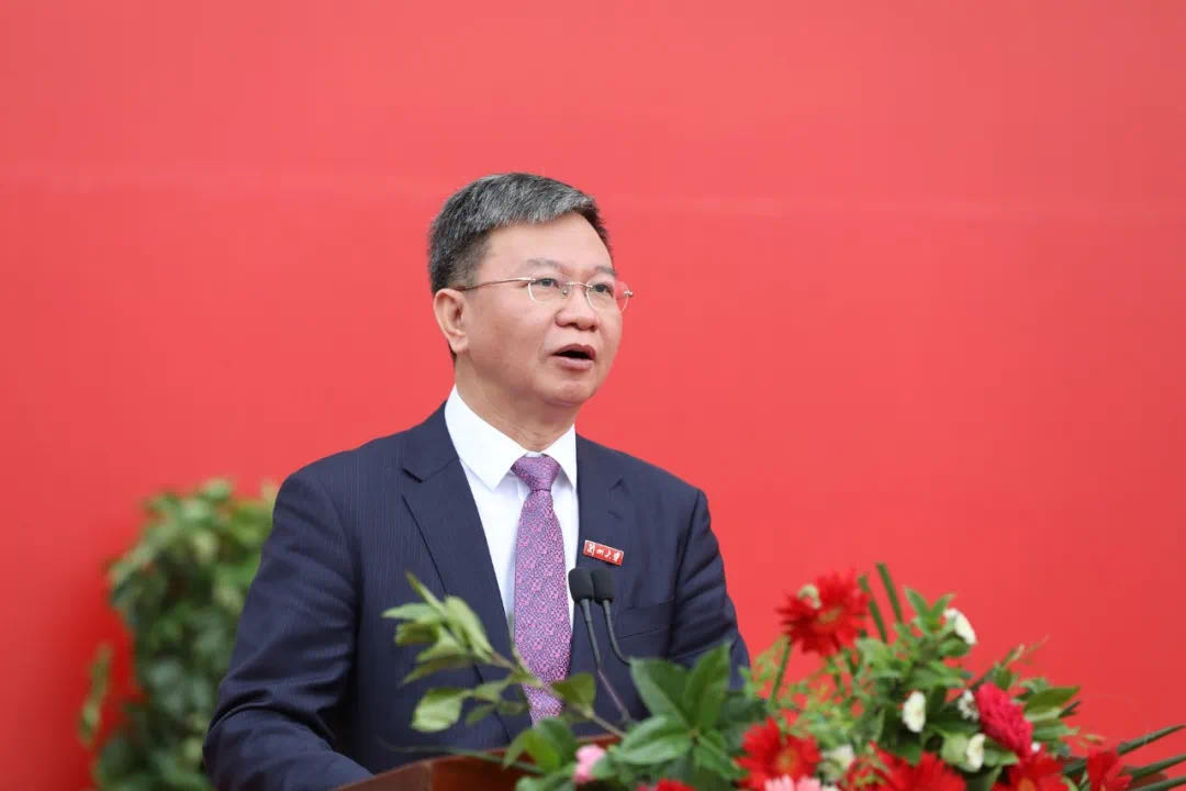 蘭州大學(xué)校長(zhǎng)嚴(yán)純?nèi)A寄語(yǔ)2020屆本科畢業(yè)生：做敢擔(dān)當(dāng)、能擔(dān)當(dāng)、有擔(dān)當(dāng)?shù)娜?>
        </a><em>蘭州大學(xué)校長(zhǎng)嚴(yán)純?nèi)A寄語(yǔ)2020屆本科畢業(yè)生：做敢擔(dān)當(dāng)、能擔(dān)當(dāng)、有擔(dān)當(dāng)?shù)娜?/em></li>
    <li><a  target=