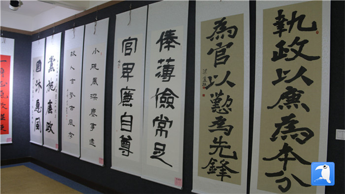7月1日上午，定西市通渭縣紀(jì)委監(jiān)委舉辦“襄郡清風(fēng)·喜迎建黨99周年”廉政文化書畫展，共同為黨的生日獻(xiàn)禮。_副本.jpg