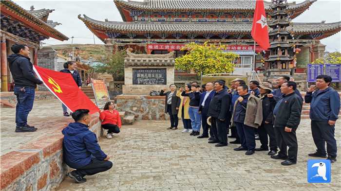 “七一”前夕，甘南州紀(jì)委監(jiān)委機(jī)關(guān)第二黨支部組織支部黨員和幫扶村黨員赴臨潭縣新城鎮(zhèn)蘇維埃舊址紅色教育基地參觀學(xué)習(xí)活動(dòng)。_副本.jpg
