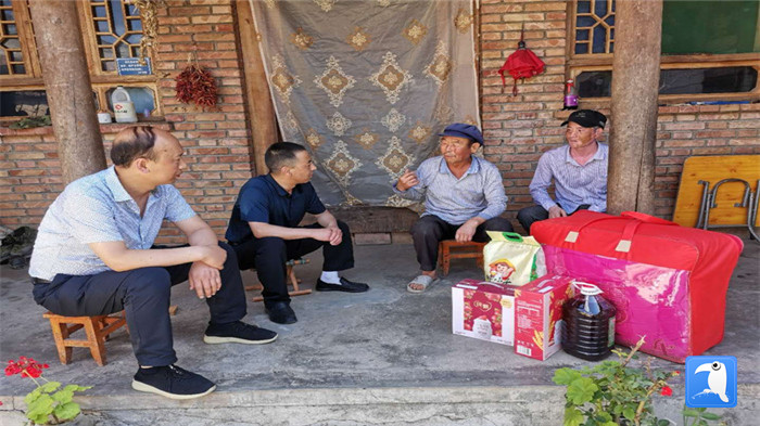 在建黨99周年來臨之際，隴南市禮縣紀(jì)委監(jiān)委在中壩鎮(zhèn)、三峪鄉(xiāng)開展“七一”慰問老黨員、困難黨員活動(dòng)，為他們送去組織的關(guān)懷和節(jié)日的問候。_副本.jpg