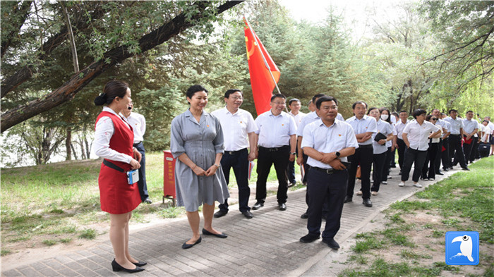 7月1日，嘉峪關(guān)市紀(jì)委監(jiān)委機(jī)關(guān)黨委在迎賓湖絲路廉潔文化主題公園舉行慶祝黨建99周年迎“七一”主題黨日活動(dòng)。_副本.jpg