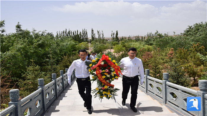 七一”前夕，白銀市紀(jì)委監(jiān)委機(jī)關(guān)黨委組織黨員來到紅軍西路軍景泰烈士陵園開展主題黨日活動(dòng)。 朱鵬拍攝_副本.jpg