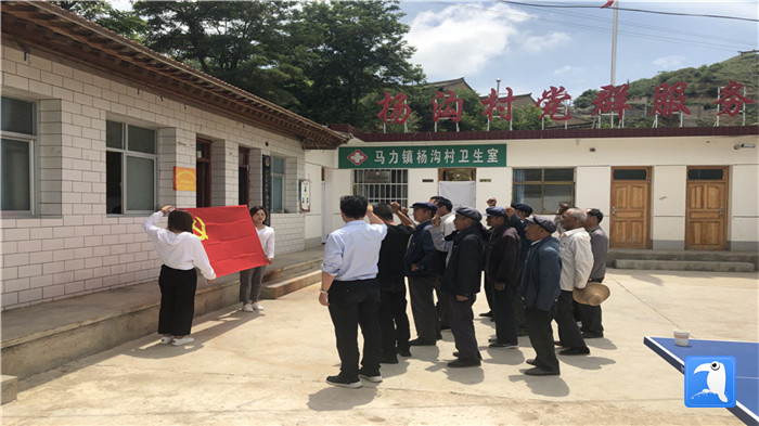 6月29日，天水市武山縣紀(jì)委監(jiān)委組織黨員干部在馬力鎮(zhèn)楊溝村重溫入黨誓詞。_副本.jpg
