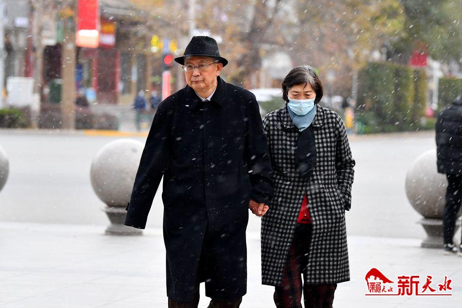初雪來了！一起在天水街頭，共赴“白頭”！