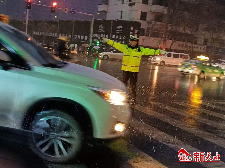 風雪襲來，天水最美“警色”在路上！