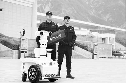 新奇！5G巡邏機(jī)器人亮相隴南武都街頭