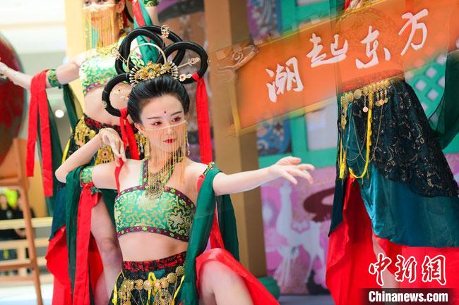 圖為今年9月5日，在重慶亮相的敦煌博物館“潮起東方”主題活動現(xiàn)場。敦煌博物館供圖