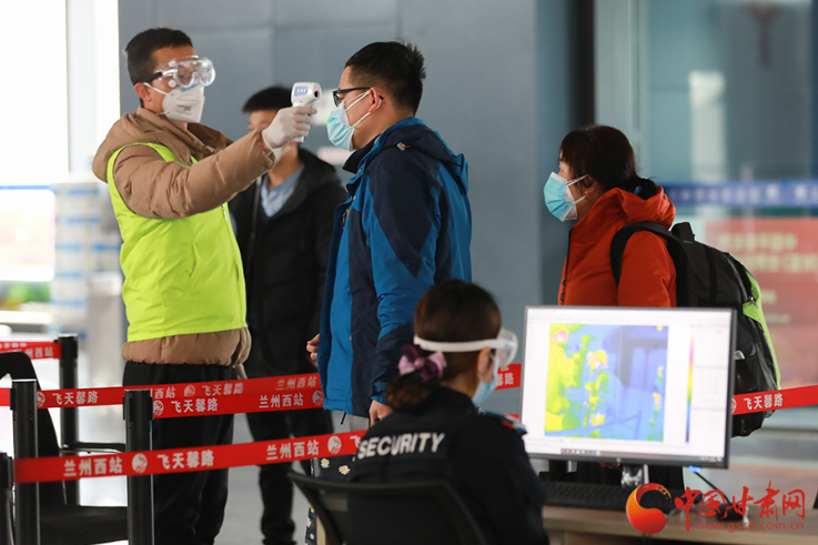 回家路上，請(qǐng)配合疫情防控要求 