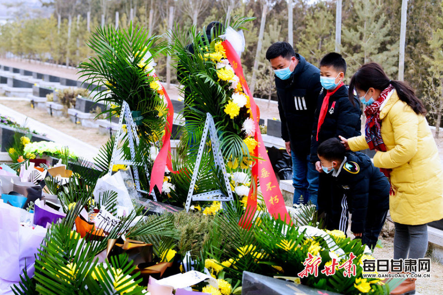 委托快遞、自發(fā)前往，社會(huì)各界在陳紅軍烈士墓前獻(xiàn)花致敬