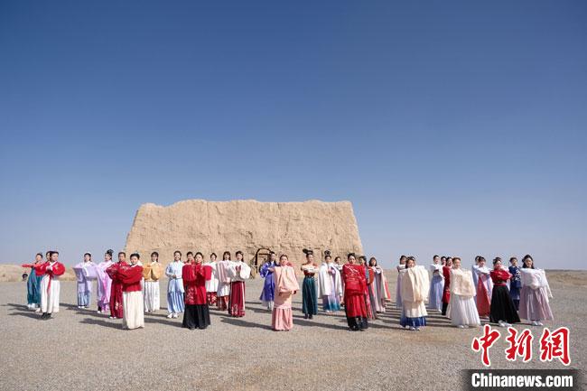 數(shù)十位身著古裝的女性通過體驗(yàn)賞漢舞、習(xí)漢禮、吟誦詩詞等中華傳統(tǒng)文化，再現(xiàn)古絲綢之路的繁華盛景?！∏窳?攝