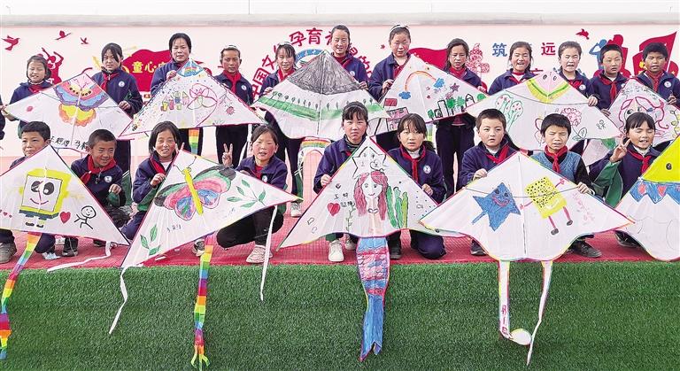 臨夏州積石山縣中咀嶺鄉(xiāng)中咀嶺小學(xué)組織師生制作風箏