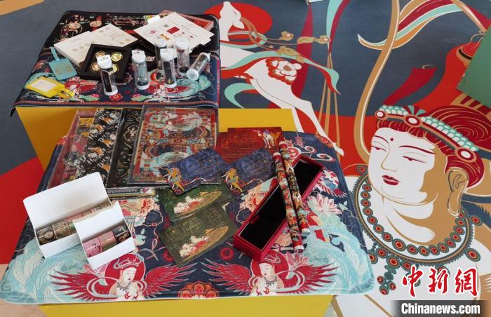 60余類敦煌主題的文創(chuàng)產(chǎn)品讓人愛(ài)不釋手。　丁思 攝