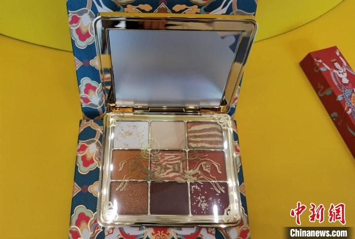 圖為取材壁畫色彩的敦煌美妝。　丁思 攝