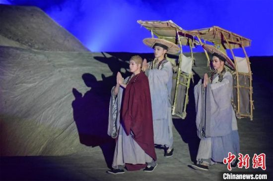 圖為演出現(xiàn)場，該劇獨創(chuàng)360度旋轉(zhuǎn)并前后移動觀眾席，顛覆傳統(tǒng)劇場舞臺表演模式?！⊥醣筱y 攝