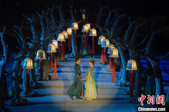 圖為全新升級《敦煌盛典》，新增戰(zhàn)馬、燈籠矩陣，以及最新聲、光、電硬件設(shè)施?！⊥醣筱y 攝