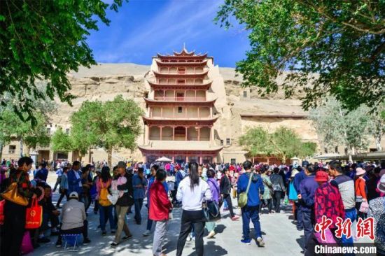 中國(guó)農(nóng)歷四月初八，敦煌民眾傳承歷史習(xí)俗，前往莫高窟燒香禮佛、祈福。(資料圖) 王斌銀 攝