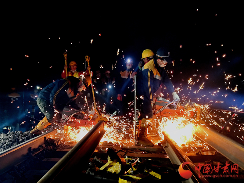 一場(chǎng)漂亮的“換軌仗”——蘭新線鐵路集中修現(xiàn)場(chǎng)見(jiàn)聞