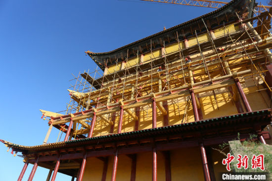 圖為5月上旬，甘肅山丹縣大佛寺內(nèi)，正在修繕中的古建筑大雄寶殿。 中新社記者 高展 攝
