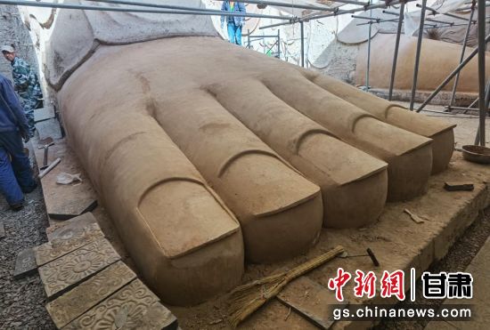 圖為中國“石窟鼻祖”天梯山石窟第13窟大佛足部與局部危巖體搶救性保護項目施工現(xiàn)場。陳曉斌 攝