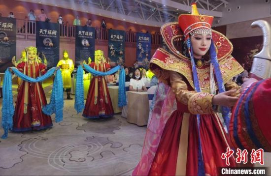 圖為中國(guó)首部邊塞史詩(shī)劇《天下雄關(guān)》首演發(fā)布會(huì)現(xiàn)場(chǎng)?！〈蘖?攝