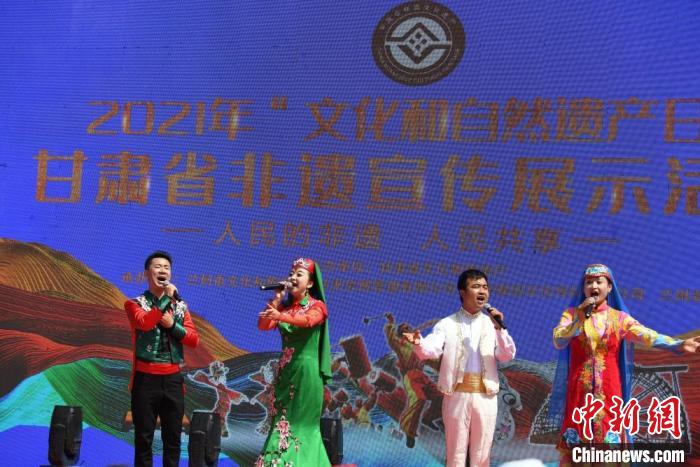 圖為甘肅臨夏回族自治州非遺傳承人演唱花兒?！钇G敏 攝