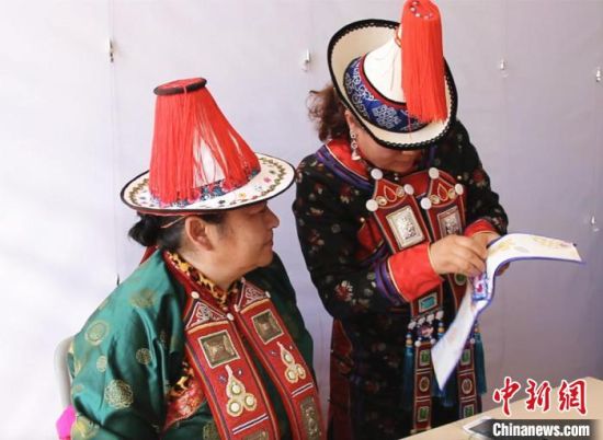 圖為用活態(tài)傳習(xí)的模式促進(jìn)裕固族非物質(zhì)文化遺產(chǎn)的保護(hù)傳承。　史靜靜 攝