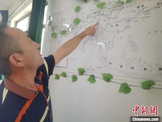 圖為甘肅省社會科學(xué)院絲綢之路研究所所長侯宗輝指出《絲綢之路古文明》課題組考察線路?！￠Z姣 攝