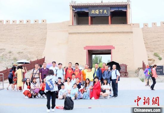 歷經(jīng)數(shù)十載保護修繕的古老關城得以延年益壽，成為了海內(nèi)外游客“絲路游”的必經(jīng)打卡地?！「哒?攝
