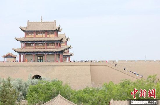 歷經(jīng)數(shù)十載保護修繕的古老關城得以延年益壽，成為了海內外游客“絲路游”的必經(jīng)打卡地?！「哒?攝
