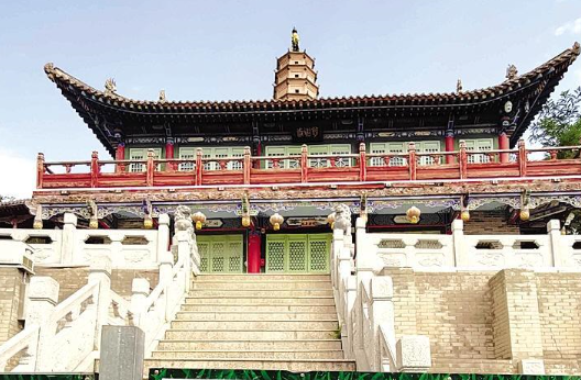 白塔寺閉門謝客，何時開放？管理處：白塔基礎(chǔ)出現(xiàn)病害圍擋施工，預(yù)計年底前完工