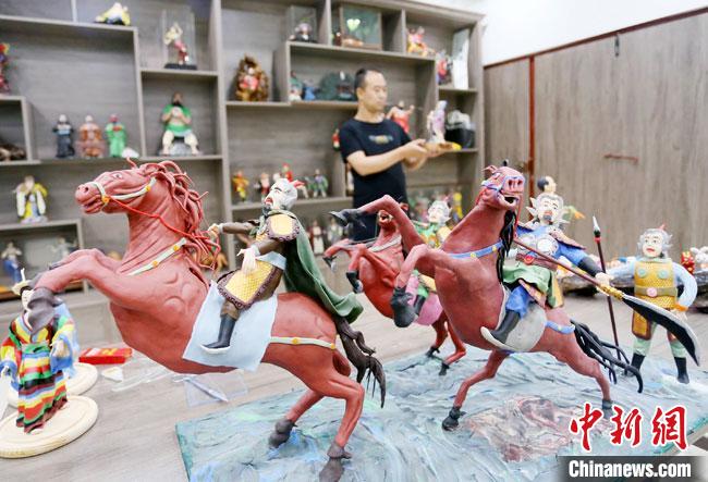 安秋平是成州面塑第五代傳承人，也是當(dāng)?shù)匚ㄒ粓允孛嫠苤谱鞯娜??！「哒?攝