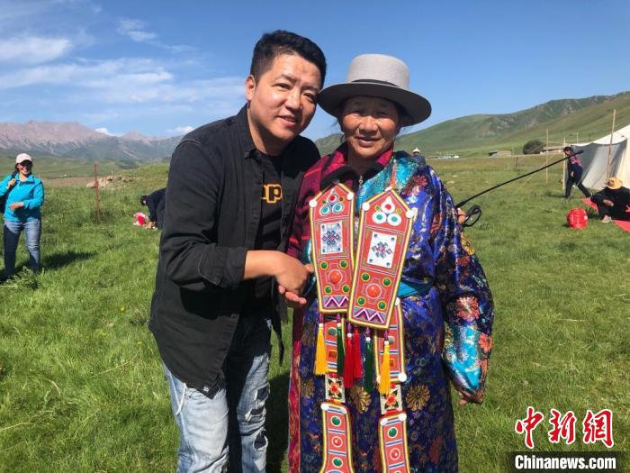 圖為拍攝紀(jì)錄片《西茂的婚禮》期間，張輝剛(左)與裕固族老人合影留念。(資料圖) 張輝剛供圖