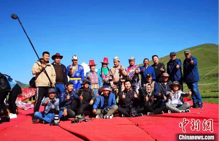圖為張輝剛(右三)及團(tuán)隊在甘肅張掖市肅南縣拍攝裕固族題材紀(jì)錄片《西茂的婚禮》。(資料圖) 張輝剛供圖
