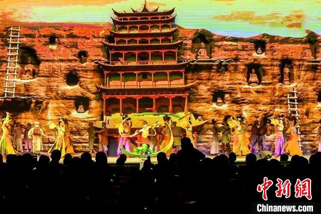 開幕式文藝展示“相約敦煌”，通過數(shù)字技術(shù)將莫高窟“搬到”演出現(xiàn)場?！「拭C省文化和旅游廳供圖