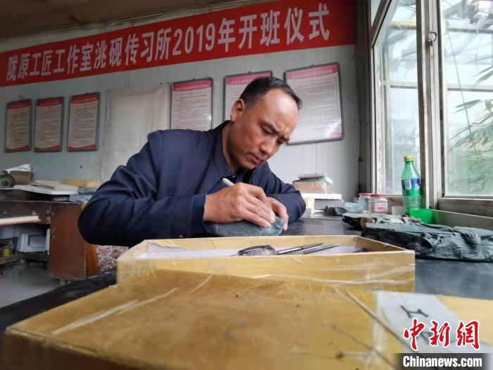 甘肅卓尼洮硯融合文化提升內(nèi)涵：不只一硯一銘，還要一盒一拓