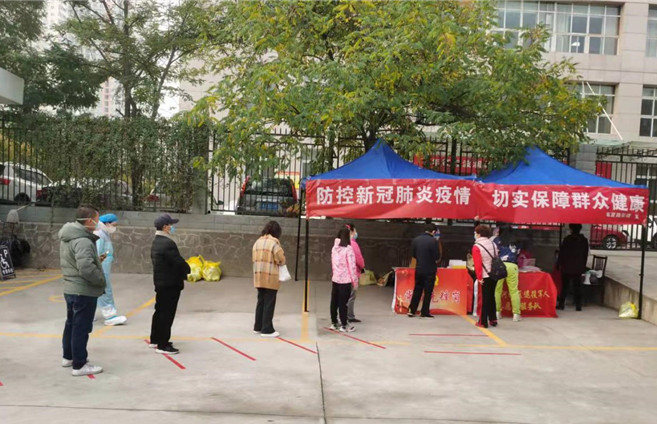 城關(guān)區(qū)紀(jì)委監(jiān)委各監(jiān)督檢查組督促各街道核酸檢測點(diǎn)落實(shí)“一米線”制度。.jpg