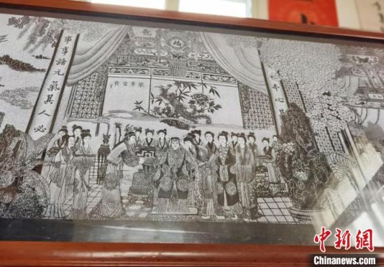 圖為陶世清的影雕作品。　楊娜 攝