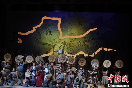 作為隴劇“梅花”，雷通霞在《大禹治水》中甘當(dāng)“綠葉”，該劇推出后，反響十分熱烈。(資料圖) 楊艷敏 攝