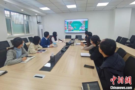 圖為甘肅教育出版社《寫給青少年的敦煌故事》叢書項(xiàng)目組，探討圖書封面設(shè)計(jì)?！￠Z姣 攝