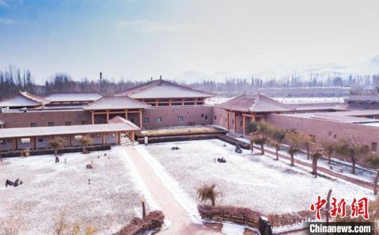 圖為雪落大漠古堡——敦煌山莊。　王斌銀 攝