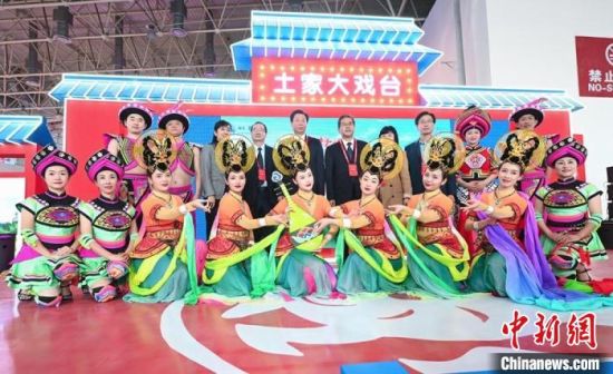 11月26日，“甘肅團(tuán)”在首屆中國(武漢)文化旅游博覽會展區(qū)的“土家大戲臺”，與“湖北團(tuán)”互訪交流。　甘肅省文化和旅游廳供圖