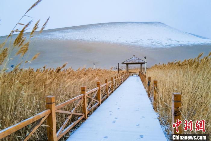 2021年11月28日，在敦煌鳴沙山月牙泉景區(qū)，沙雪交融，更顯北國風(fēng)情。　王斌銀 攝