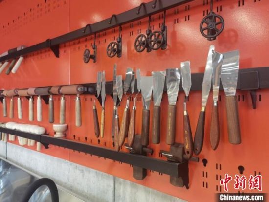 圖為徐晉林制作雕版敦煌壁畫(huà)所用工具?！￠Z姣 攝